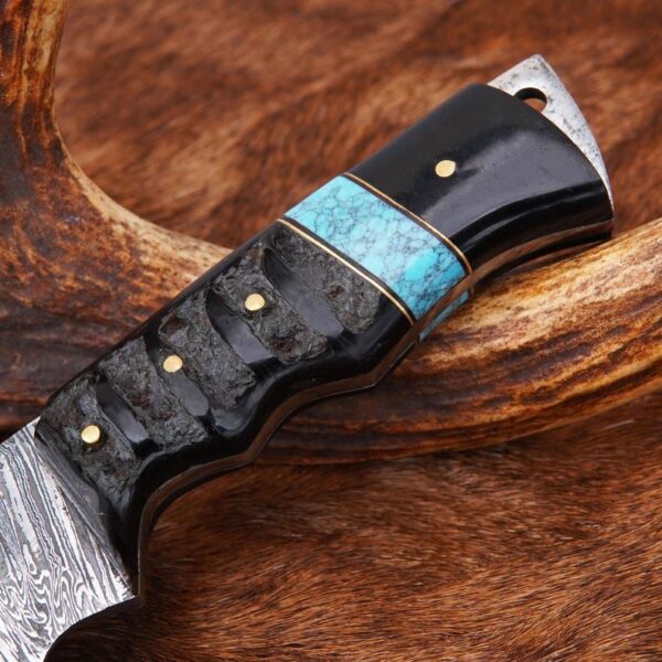 "Dragon's Claw: Handcrafted Damascus Steel Knife with Turquoise and Black Wood Handle" - Image 3